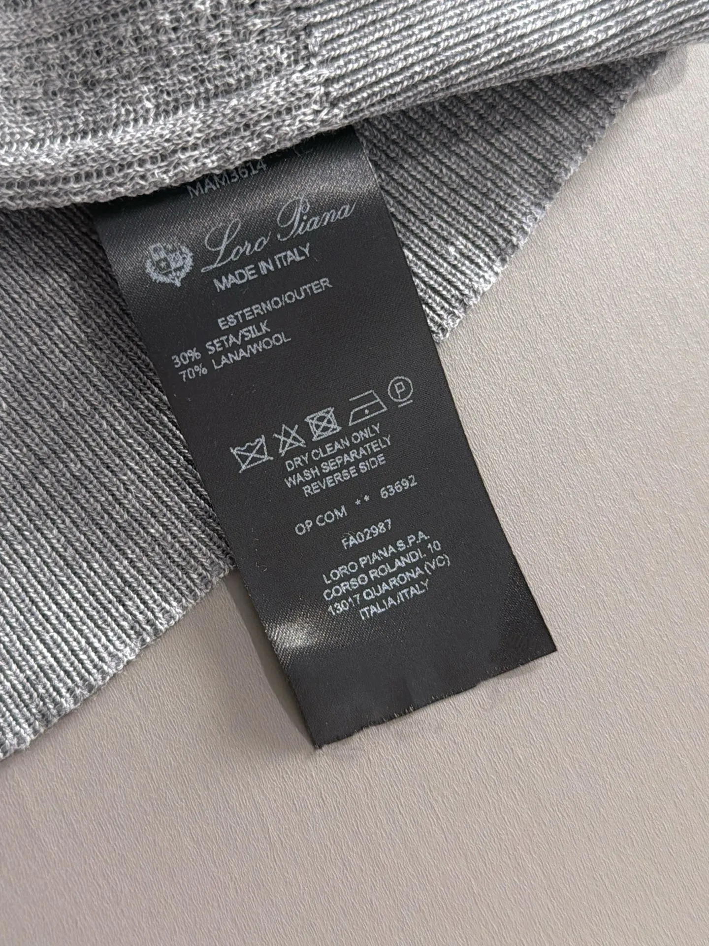 LP high quality Loro Piana 26ss New Arrival men's short-sleeved T-shirt. Made of combed cotton yarn knitted cotton fabric, no pressure when entering and exiting the counter. Exclusive control of raw materials. It feels substantial when weighed, and the upper body is more textured than ordinary T-shirts. This texture can handle the weather easily and is suitable for both hot and cold! Loose fit design, looks noble. The only correct version is available Size: M to 4XL